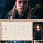Ein Kalender für August mit Bildern aus einem Film. Oben ein Mann mit langen blonden Haaren, unten weitere Filmszenen.
