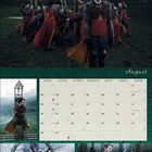 Kalenderblatt für August. Bilder von Jugendlichen in rot-goldenen Roben mit Besen beim Quidditch-Spiel auf einem Feld.