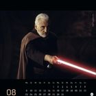 Kalender August, Zahlen unten. Ein älterer Mann mit weißem Haar hält ein rotes Lichtschwert in der Hand.