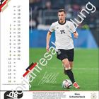 Jahresabonnement, Kalender mit deutschem Fußballspieler. Nico Schlotterbeck in Aktion auf grünem Rasen.