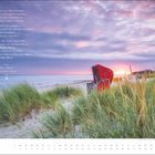 Ein Gedicht über das Meer von Erich Fried. Dünen mit Gras, ein roter Strandkorb, und ein pastellfarbener Himmel bei Sonnenuntergang.