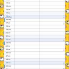 Kalender für August mit Minions-Illustration unten; Tage und Feiertage sind notiert, dekoratives Minions-Muster seitlich.