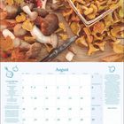 Cremige Pfifferlinge. August-Kalender mit Bild von Pfifferlingen und Herbstblättern. Rezepte und Tipps auf der Seite.