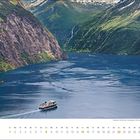"August" und Kalendertage unten. Ein Fjord mit einem Schiff, umgeben von hohen, bewaldeten Bergen.