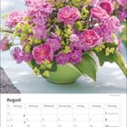 Kalenderblatt für August mit einem Blumenstrauß aus rosa Blüten in einer grünen Vase.
