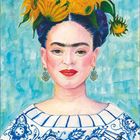 Text: "AUGUST". Eine Frau mit Blumen auf dem Kopf, stilvolle Muster auf der Kleidung, bunter Hintergrund.