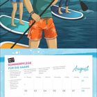 Text: Sommerpflege für die Haare. Kalender August. Illustration: Drei Mädchen auf Stand-Up-Paddle-Boards bei Sonnenuntergang.