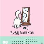 "PURRfectionist". Eine Katze betrachtet sich in einem Spiegel, daneben liegt ein Spielzeugmaus. Unten: August-Kalender.
