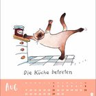 "Die Küche betreten". Illustration: Katze streckt sich auf Hinterbeinen zum Regal mit Marmelade. Unten Kalender für August.