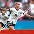 Großer Text "Vorabexemplar" diagonal über Spielerinnen in weißen Trikots. Unten ein Kalender mit August-Daten in Rot.