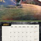 August-Kalenderblatt mit Pteranodon-Illustration, Wochentage und Monatsnummern, Nationalfeiertag (CH) und Mariä Himmelfahrt.