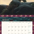 Augustkalender mit Drachenmotiven. Zwei Personen reiten auf einem Drachen. 31 Tage angezeigt.