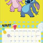 Oben steht "AUGUST". Darunter ein bunter Kalender mit Dekorationen, Stitch und Angel auf gelbem Hintergrund.