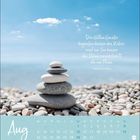 Zitat: "Die stillen Geister begreifen besser das Wahre..." von Théodore Jouffroy. Steine am Strand, blauer Himmel.