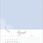 Kalenderblatt für August mit Datumsliste, Notizfeld, hellem Blau und filigraner Dekoration.