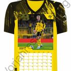 „August 2026, Maximilian Beier, SA – STURM“. Fußballtrikot in Gelb-Schwarz mit Kalender darunter.