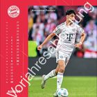 Text: Aleksandar Pavlović, Kalender für August 2023, FC Bayern München Logo. Ein Fußballspieler läuft mit dem Ball am Fuß.