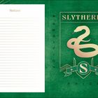 Text: "Notizen", "SLYTHERIN", "AMBITION", "CUNNING", "PRIDE". Illustration einer Schlange auf grünem Hintergrund.