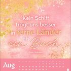 Kein Schiff trägt uns besser in ferne Länder als ein Buch. Emily Dickinson. Kalender für August vor rosa Hintergrund mit Goldakzenten.