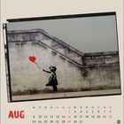 "THERE IS ALWAYS HOPE". "AUG". Illustration eines Mädchens, das einen roten Herzballon loslässt. Darunter ein Kalender.