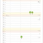 Kalender für August. Illustration: Kind mit Fuchs, Sterne und Blume. Bäume entlang der Tage. Feiertage markiert.