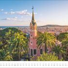 Text "AUG 01 02 03 ..." am unteren Rand. Pastellrosa Gebäude mit Turm, umgeben von Palmen, Stadt im Hintergrund, Meer am Horizont.