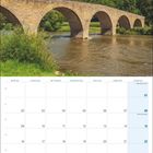 Kalender für August 2027, Montag bis Sonntag, zeigt eine Steinbrücke über einen Fluss bei sonnigem Wetter und grüner Landschaft.