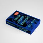 „ICH BIN IMMER FÜR DICH DA“ steht in großen Buchstaben auf einem Block vor einem dunklen, wolkigen Hintergrund.