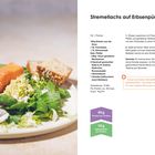 Strernellachs auf Erbsenpüree, Rezeptdetails und Anleitung. Links ein Teller mit Lachs, Erbsenpüree und Salat; daneben Brot.