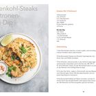 "Blumenkohl-Steaks mit Zitronen-Tahini-Dip." Zutatenliste und Zubereitung für 2 Portionen. Bild zeigt goldbraune Blumenkohl-Steaks mit Dip.