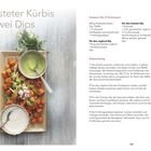 Text: "Gerösteter Kürbis mit zwei Dips" und Zutatenliste. 

Beschreibung: Ein Teller mit gewürfeltem Kürbis und zwei Schalen mit grünen und weißen Dips.