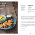 Titel: Knuspriges Hähnchen-Karaage. 

Links das Gericht: Hähnchenstücke, Dip und Gurkensalat auf blauem Teller. 

Rechts Zutatenliste, Zubereitung und Tipps.