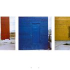 Zwei Zahlen unten: 30 und 31. Drei nebeneinanderstehende Wände: grau-rot, blau, und gelb mit Türen, auf Betonboden.