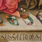 In klaren Buchstaben steht "COSM S · S · ANTONIVS · DE PAD". Stofffalten in Rot und Beige auf einer marmorierten Oberfläche.