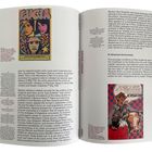 Ein Poster zeigt "LUCIA" mit drei Gesichtern, daneben englische Texte über lateinamerikanische Kunst und Umgebung. Links bunte Register.