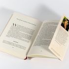 Ein aufgeschlagenes Buch, Seiten 240-241, mit einem eingelegten Lesezeichen mit einem Foto einer lächelnden Frau und Text.