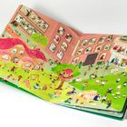 "Senioren-Residenz", bunte Illustration mit Tieren auf einem Spielplatz vor Gebäuden mit vielen Fenstern.
