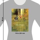 Ein T-Shirt zeigt das Cover von "The Chairs" von Britta Teckentrup. Tiere sitzen auf Stühlen im Wald. Maße 19 b x 26 h cm.