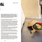 BO ZAI FAN, Reis aus dem Tontopf, Zubereitungsanleitung links, rechts ein Tontopf mit Reis, Ei, Würstchen und Brokkoli.