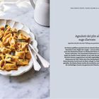 Text über die Zubereitung von Agnolotti del plin. Links ein Teller mit gefüllten Teigtaschen und zwei Gläser Weißwein.