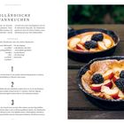 Text: Holländische Pfannkuchen – Zutaten und Zubereitung. Links Text, rechts Pfannkuchen mit Früchten in Eisenpfannen.