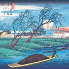 Japanische Schriftzeichen oben links. Illustration zeigt Flusslandschaft mit Booten, Bäumen und einem großen Mond am Himmel.