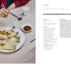 Links Text auf Koreanisch und Deutsch: "Memil Jeon Byeong, Buchweizenpfannkuchen mit Kimchi". Rechts: Zutatenliste und Zubereitung. Links Teller mit Pfannkuchen.