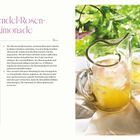 "Lavendel-Rosen-Limonade" mit Zutatenliste: 3 Bio-Zitronen, 100 g Zucker, 1 EL Lavendelblüten. Bild: Karaffe und Gläser Zitronenlimonade.