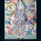 August 2027, nummerierte Tage. Illustration: Frau in buntem Kleid, umgeben von fröhlichen Figuren.