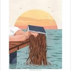 Eine Illustration zeigt eine Person auf einem Steg, ein Buch auf dem Kopf, Haare hängen ins Wasser. Hintergrund: Sonnenuntergang.