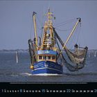 8, 2023. Ein blaues Fischerboot fährt mit großen Netzen auf dem Meer. Im Hintergrund ist Küstenlandschaft erkennbar.