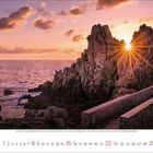 Kalenderseite: August 2021. Ein Sonnenuntergang scheint durch Felsen am Meer, begleitet von einem Steg.