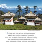 Kalenderwoche 22: 20.–27. Juni. Zitat über selbstloses Handeln. Foto von Stupas vor bewaldeten Bergen und blauem Himmel.