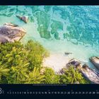 8 Aug. Kalenderansicht mit tropischem Strand, türkisfarbenem Wasser, Palmen und Felsen in einer Luftaufnahme.